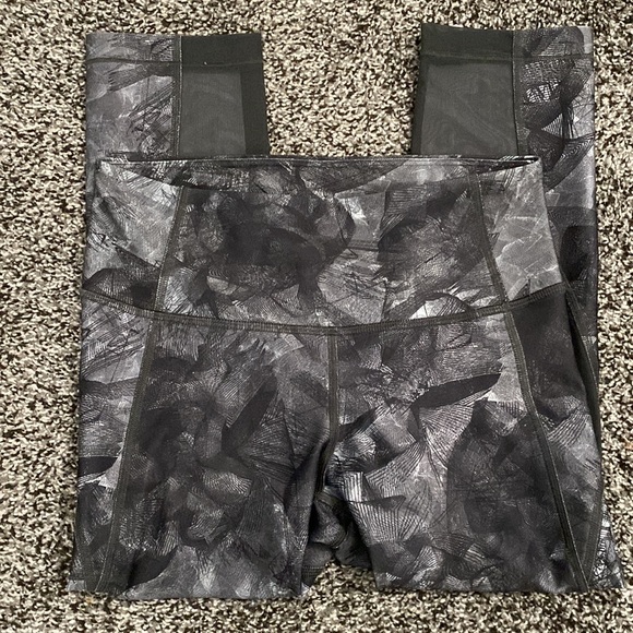 Under Amour Gray Patterned Capri - Picture 4 of 9